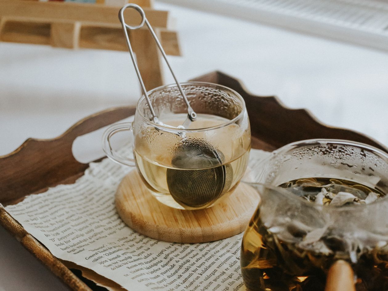 Infusiones para la digestión: cuáles tienen evidencia y cuáles no